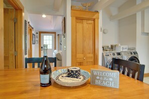 Dining - Walk to Beach! Oak Bluffs Home & Studio (Oak Bluffs)