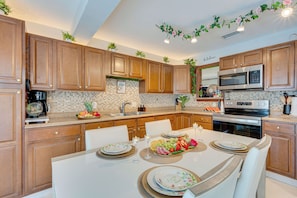 Coffee/tea maker, fridge, microwave, stovetop - Group-Ready Oasis w/ Pool & Games in Port Richey (Port Richey)