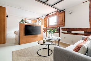 Smart TV - Charm and Design Next to the Royal Palace (Madrid)