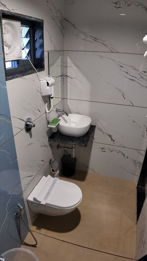 Superior-Zimmer | Badezimmer | Kostenlose Toilettenartikel, Haartrockner, Handtücher, Seife