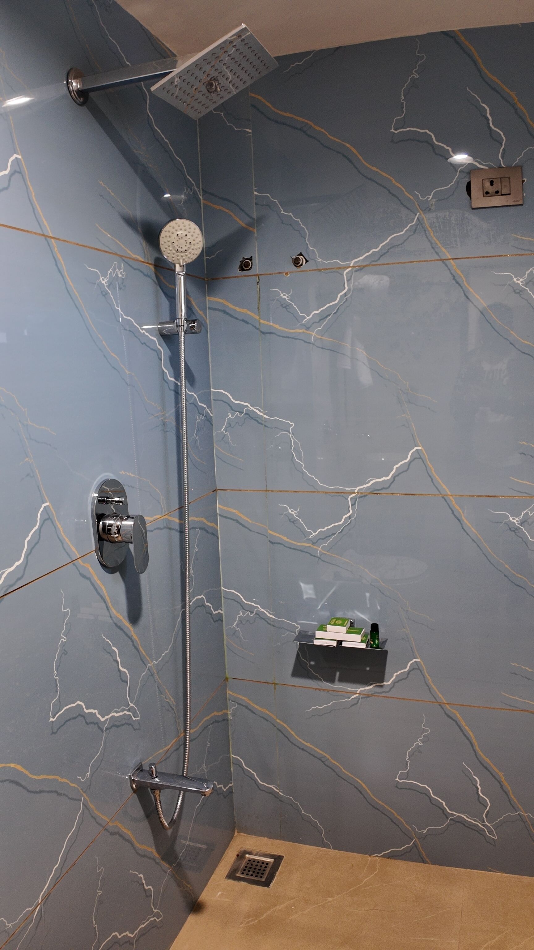 Habitación Deluxe con 1 cama doble o 2 individuales, vistas al jardín | Baño | Secador de pelo, toallas, jabón y champú
