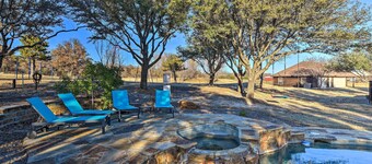 Private Pool: Spacious & Vibrant Argyle Villa!