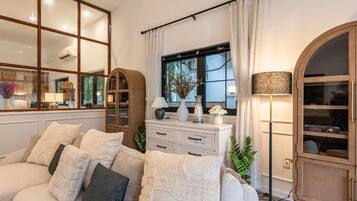 Villa Deluxe, balcon, vue jardin | Coin séjour