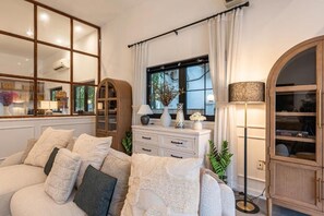 Deluxe-Villa, Balkon, Gartenblick | Wohnbereich