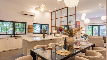 Villa Deluxe, balcon, vue jardin | Restauration