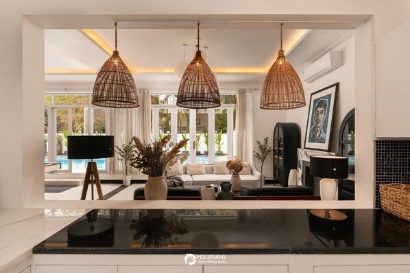 Villa, Balkon, Gartenblick | Innenbereich