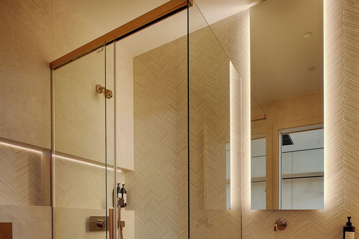 Deluxe Double Room | Bathroom | Shower, hair dryer, slippers, towels