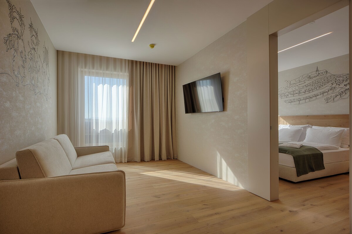 Deluxe Studio Suite | In-room safe, desk, laptop workspace, soundproofing