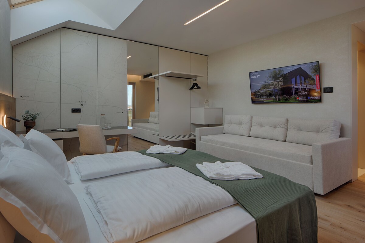 Deluxe Triple Room | Bathroom | Shower, hair dryer, slippers, towels