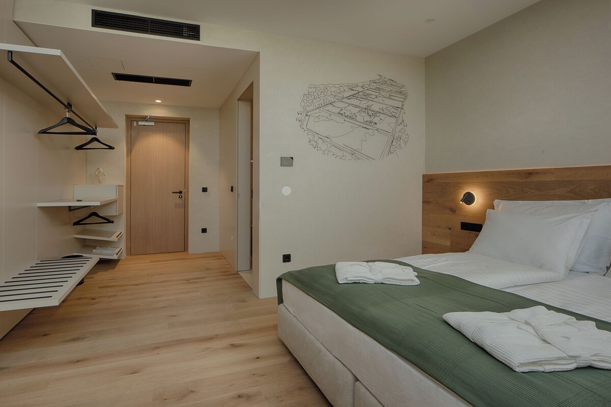 Comfort Double Room | In-room safe, desk, laptop workspace, soundproofing