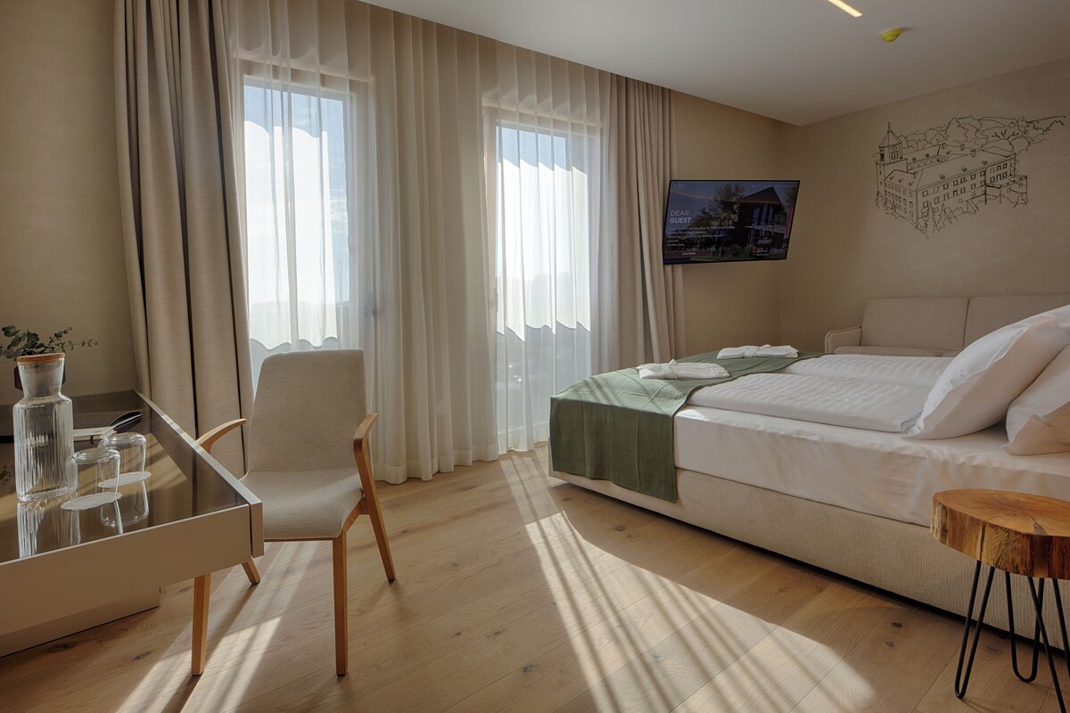 Deluxe Suite | In-room safe, desk, laptop workspace, soundproofing
