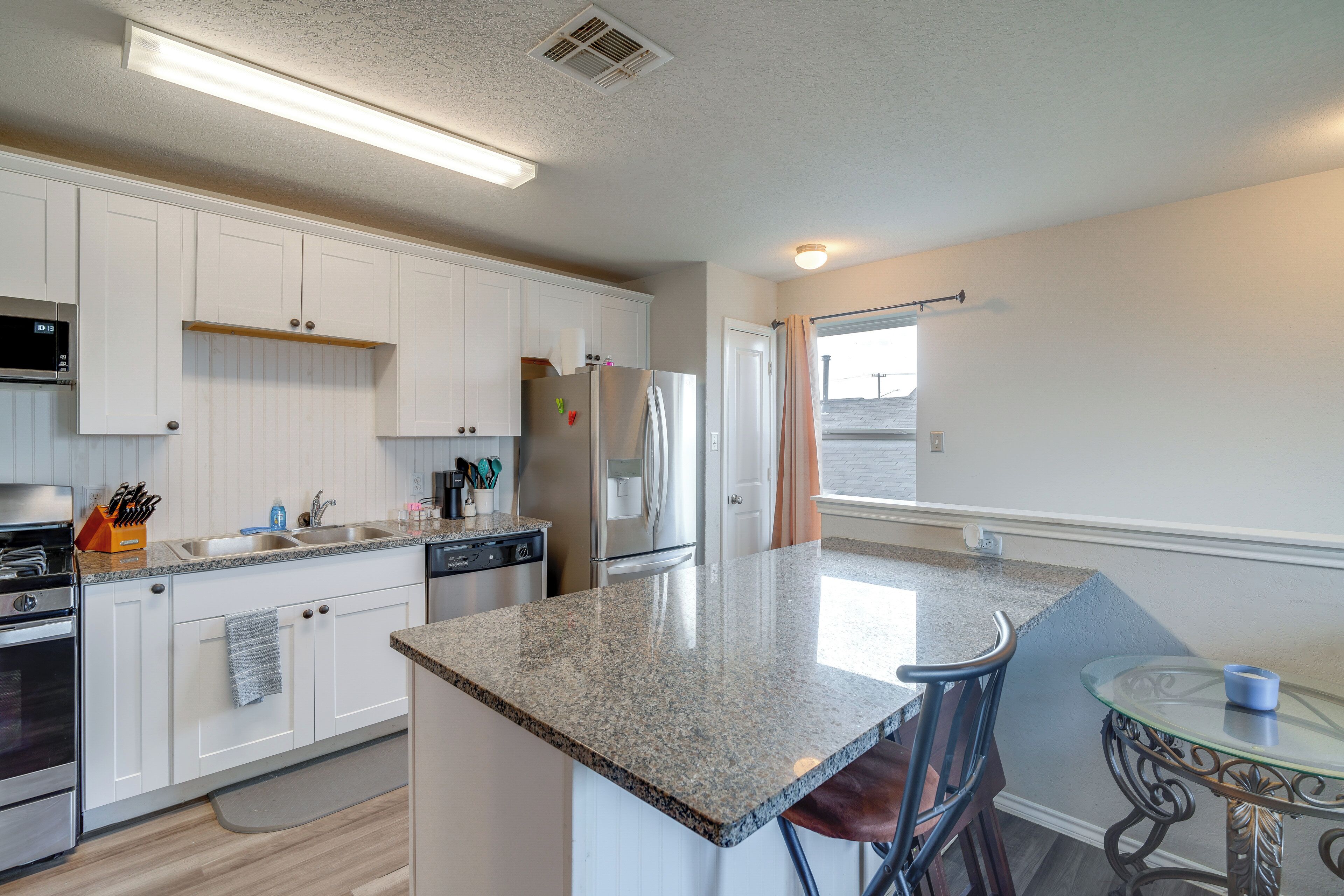 Coffee/tea maker, fridge, microwave, stovetop