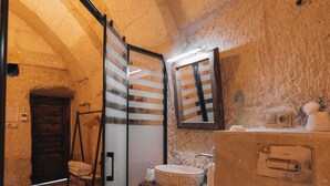 Un baño pequeño con lavamanos, inodoro y perchero para toallas.