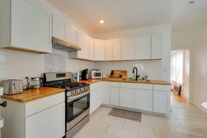 Fridge, microwave, stovetop, coffee/tea maker - Pool Table! Pet-Friendly Haven 6 Mi to Rate Field (Chicago)