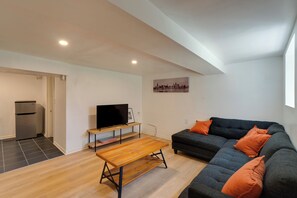 TV, fireplace, books, stereo - Pool Table! Pet-Friendly Haven 6 Mi to Rate Field (Chicago)