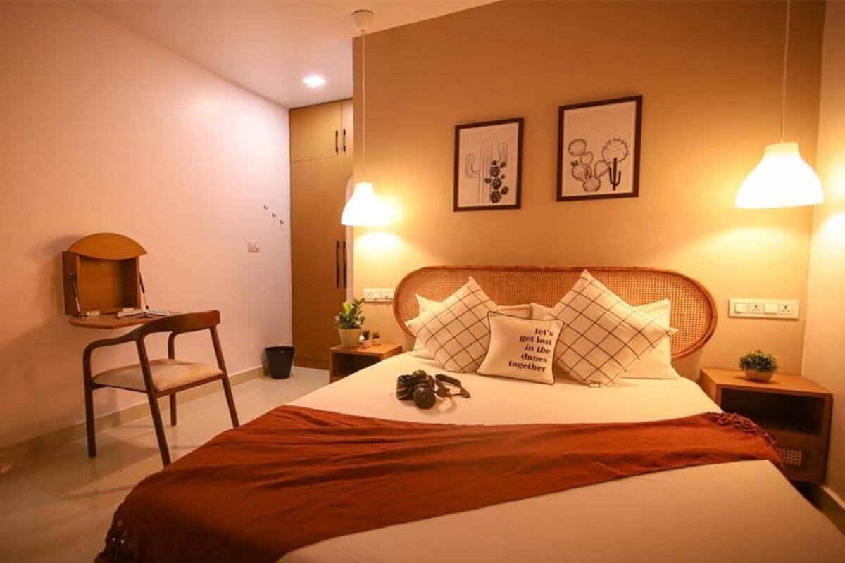 Quarto casal luxo, vista para a cidade | Escrivaninha, espaço de trabalho para notebook