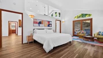 Tabla de planchar con plancha, wifi gratis y ropa de cama