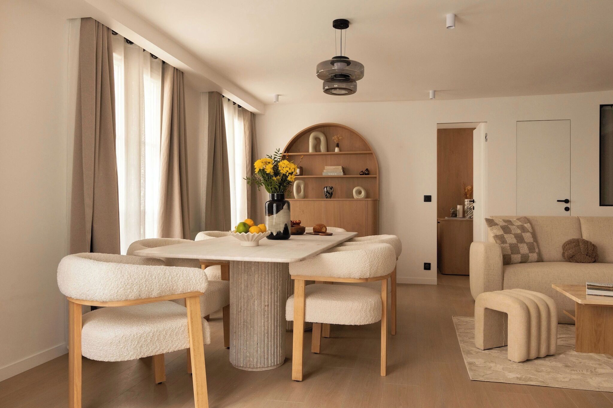 Un salon moderne comprenant un coin repas, un canapé et une table basse.