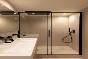 A modern bathroom with a glass-enclosed shower, a white sink with a faucet, and a mirror. - Elegant flat - 3BR-8P- Canal Saint-Martin (Paris)