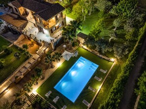 A residential property with a swimming pool, outdoor seating, and a well-maintained garden. - Villa in Donnalucata with 2 bedrooms sleeps 6 (Donnalucata)