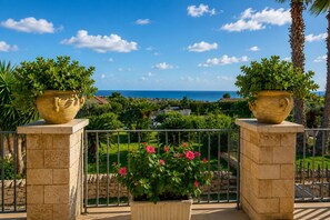 A balcony with a view of the sea, two large planters, and a flower pot. - Villa in Donnalucata with 2 bedrooms sleeps 6 (Donnalucata)