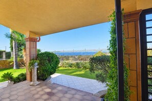 Property grounds - Villa in Brucoli with 4 bedrooms sleeps 10 (Brucoli)