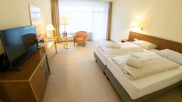Schreibtisch, Reisekinderbett, kostenloses WLAN, Bettwäsche
