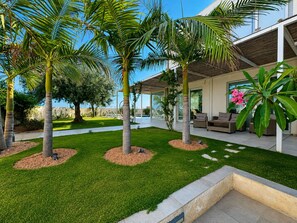 A modern outdoor area with palm trees, a pool, and outdoor furniture. - Villa in Marina Di Ragusa with 3 bedrooms sleeps 7 (Marina Di Ragusa)