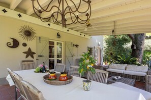 Outdoor dining - Villa El Perlè by Geco Vacation Rentals (Padenghe Sul Garda)