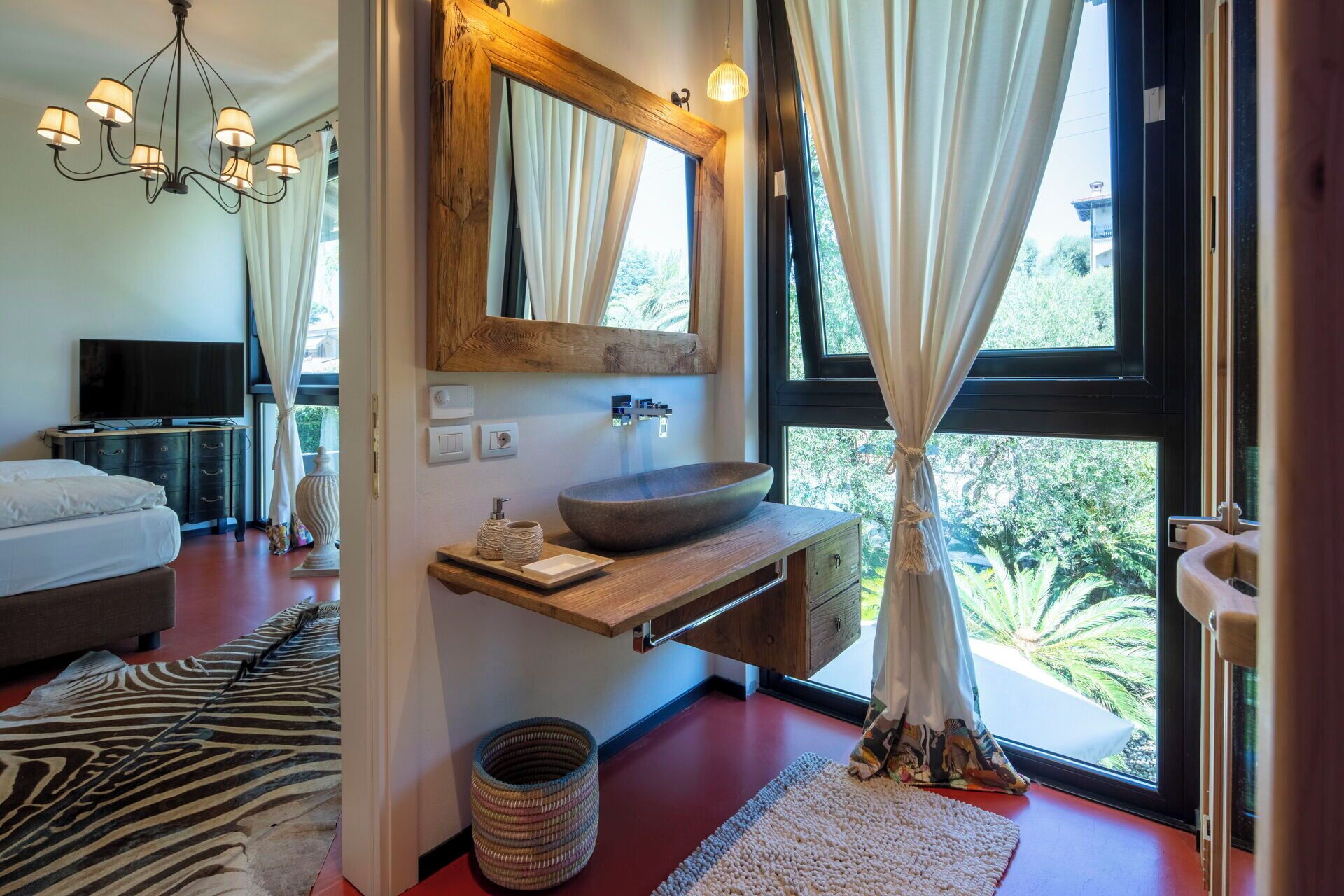 5 bedrooms, iron/ironing board, travel crib, WiFi (free)
