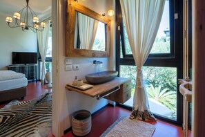 Iron/ironing board, travel cot, free WiFi - Villa El Perlè by Geco Vacation Rentals (Padenghe Sul Garda)