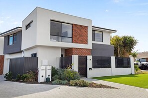 Exterior - Hillarys Urban Haus 4BR Near Beach and Marina (Hillarys)