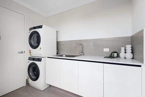 Interior - Hillarys Urban Haus 4BR Near Beach and Marina (Hillarys)