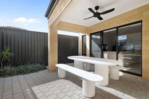 Outdoor dining - Hillarys Urban Haus 4BR Near Beach and Marina (Hillarys)