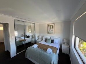 Iron/ironing board, travel cot, WiFi, bed sheets - Hillarys Urban Haus 4BR Near Beach and Marina (Hillarys)