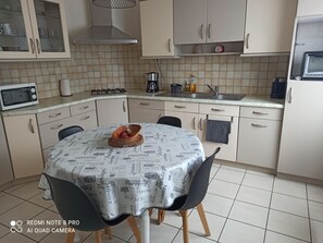 Private kitchen - House for 5 people, 2 km from the beach and 1 km from the shops. Ideal for families (Kerlouan)