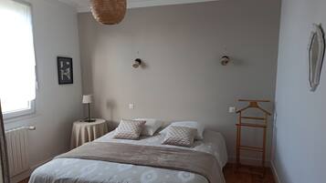 3 chambres, fer et planche à repasser, draps fournis