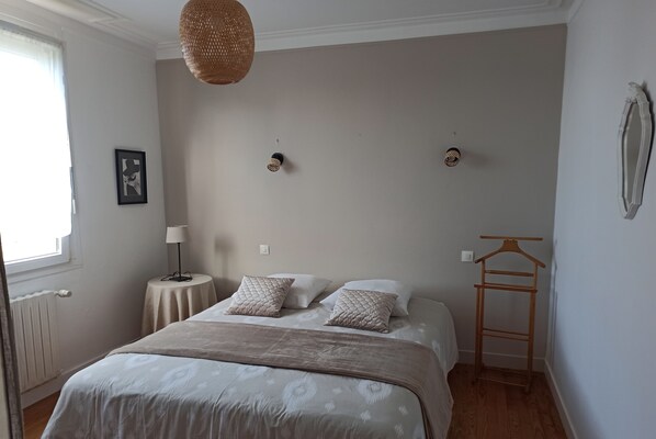 3 habitaciones, tabla de planchar con plancha y ropa de cama 