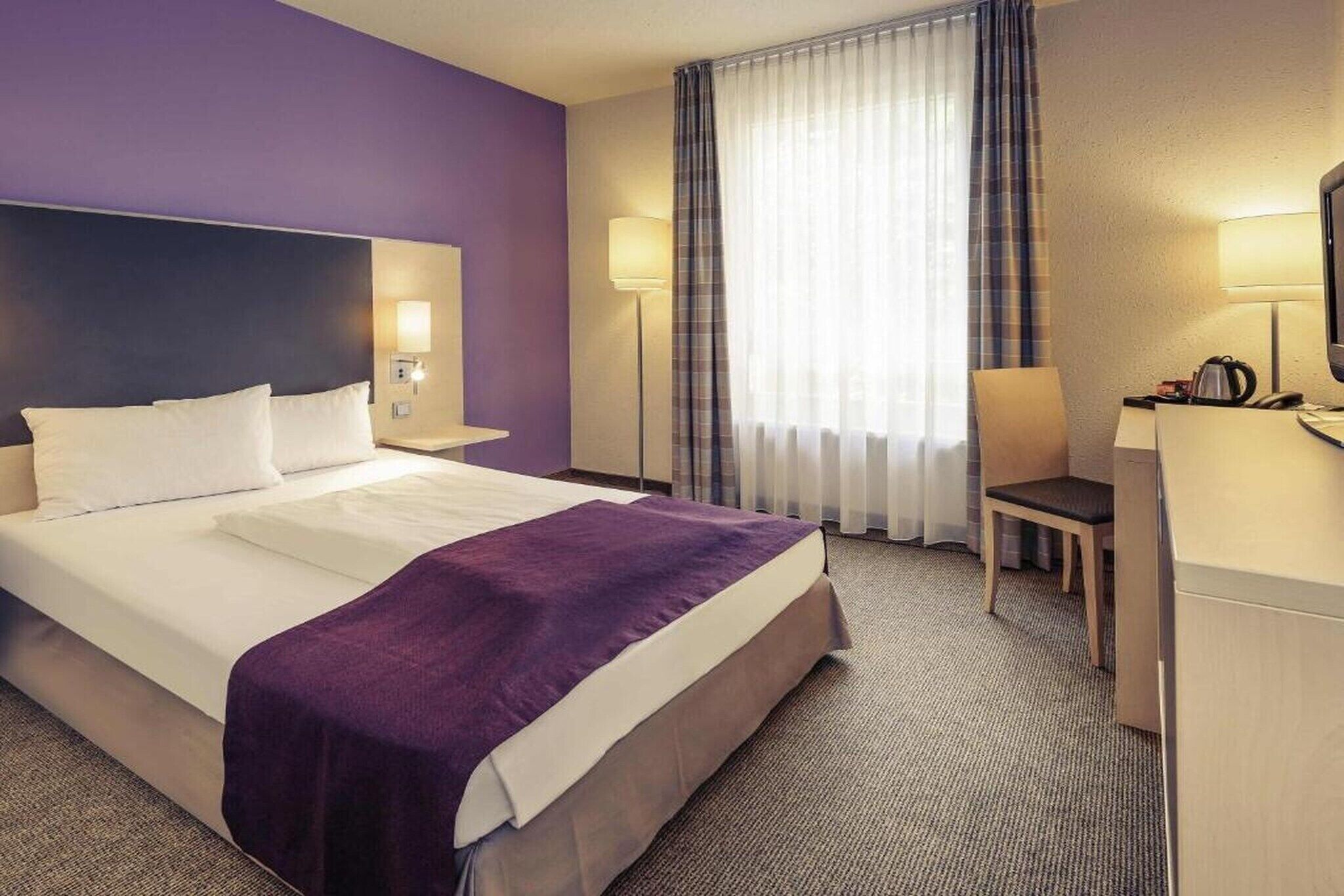Desk, free WiFi