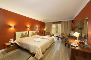 In-room safe, desk, blackout curtains, soundproofing - Pytloun Schlosshotel Weikersdorf (Baden)