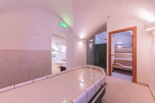 Salas de tratamiento para parejas, un sauna, baño turco