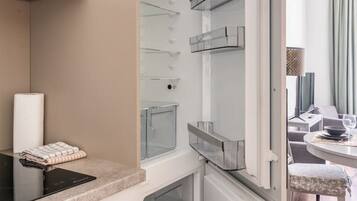 Fridge, microwave, stovetop, coffee/tea maker