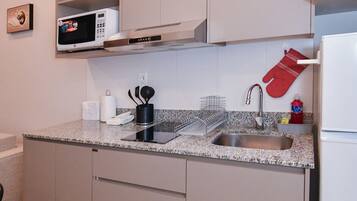 Apartment, City View | Private kitchen