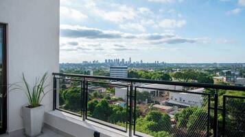 Apartament, vistes a la ciutat | Àrea exterior de l'allotjament