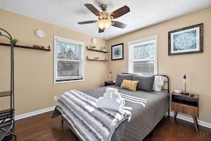 Iron/ironing board, free WiFi, bed sheets - Family Getaway, Game Room, 4 Bed Room (Beavercreek)