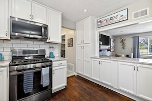 Coffee/tea maker, fridge, microwave, oven - Family Getaway, Game Room, 4 Bed Room (Beavercreek)