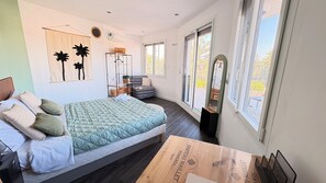 Een strijkplank/strijkijzer, wifi, beddengoed