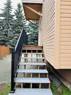 Property grounds - Spacious and family-friendly home away haven in the heart of Anchorage. (Anchorage)