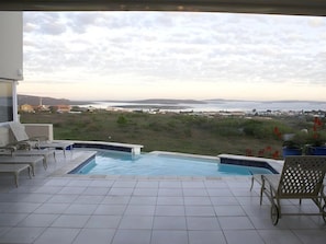Habitación Deluxe, vistas al jardín | Piscina | Una piscina al aire libre