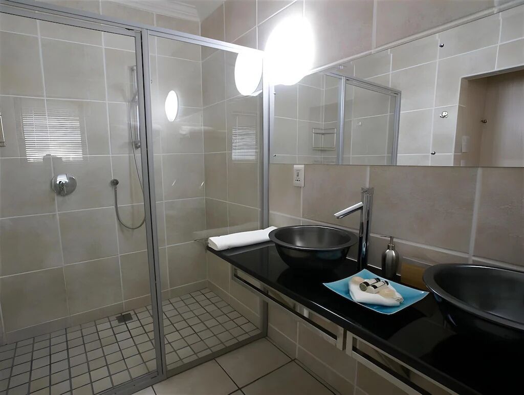 Habitación Deluxe, vistas al jardín | Baño | Artículos de higiene personal gratuitos, secador de pelo y toallas